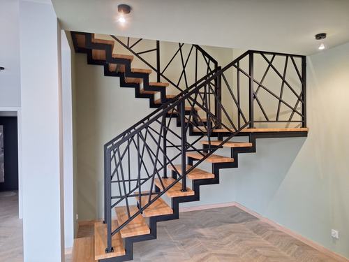 Schody stalowe z drewnem – realizacja WELDMET